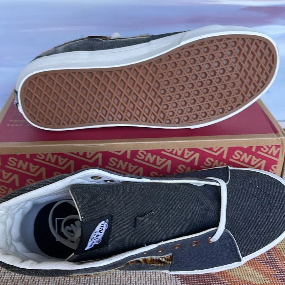 Vans Men’s Sk8-Hi
Subtle Safari Asphalt
VN0A5JMJ107
Sneakers - Picture 3 of 16